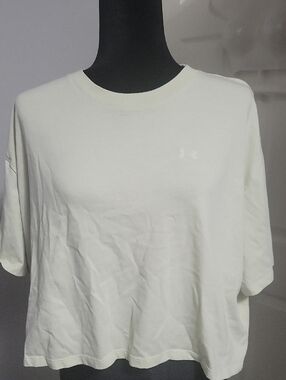 5/$20**Under Armour XL Off White/Yellow Oversized Cropped T-shirt